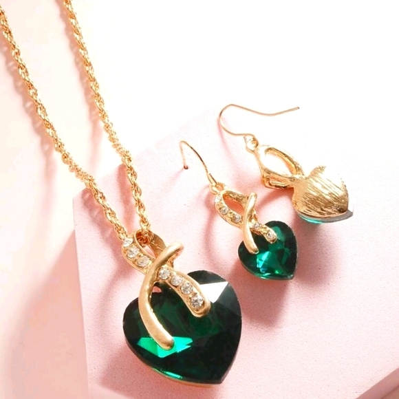May โ Birthstone Emerald / Rhinestone Goldtone Necklace Pendant & Earrings NWT - Picture 2 of 3